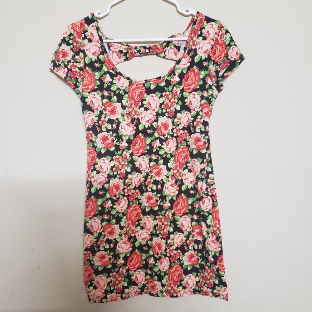 3/$15 Wet Seal 🌺 Tee Cut Out Back With Bow